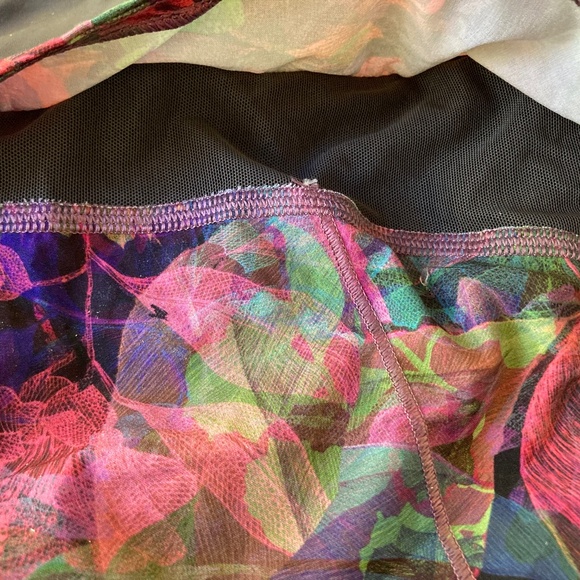 Lululemon Speed Up LR Lined Short Vivid Floral Tone Multi Size 2 - Picture 8 of 10